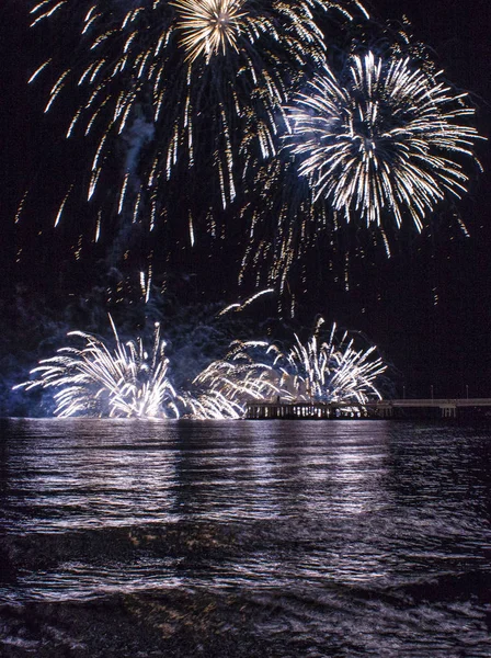 Fuegos artificiales junto al mar en Marina di Massa — Foto de Stock