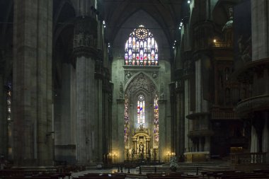  Duomo Milan, banklar ve sunak, hiçbir insan liturgic alanıyla iç Catheral 