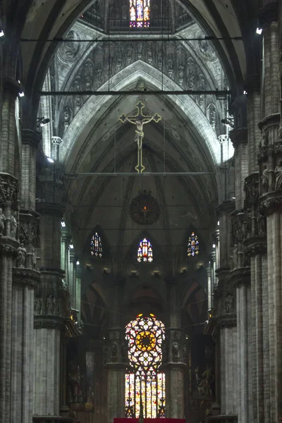 밀라노 두오모 Cathedraln의 중앙 통로 — 스톡 사진