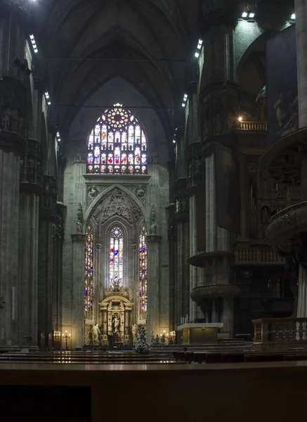 Duomo Catheral в Милане, интерьеры литургической области со скамейками и алтарем — стоковое фото