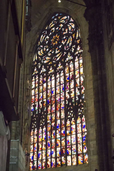 밀라노 두오모 Cathedralin 밀라노, 이탈리아 안에 거 대 한 스테인드 글라스 창 — 스톡 사진