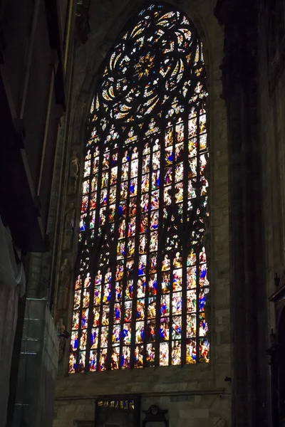 米兰大教堂内巨大的彩色玻璃窗 — 图库照片