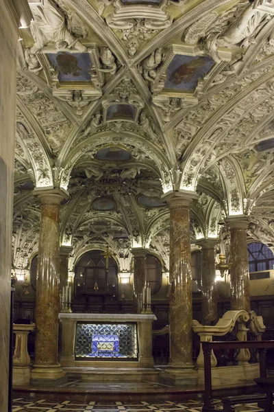 Cripta bajo la Catedral del Duomo de Milán, nadie alrededor — Foto de Stock