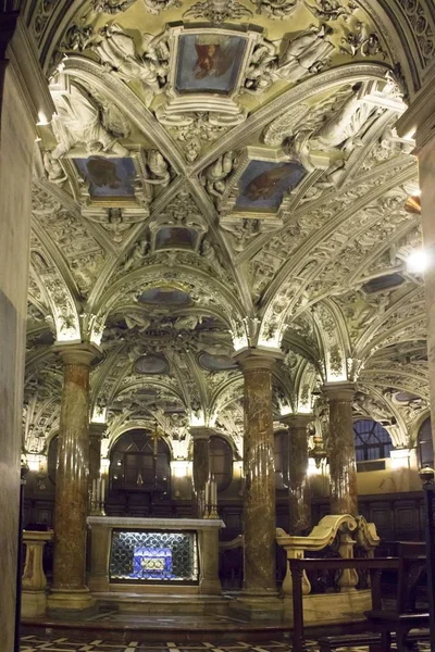 Coro Jjalá cripta bajo la Catedral del Duomo de Milán — Foto de Stock