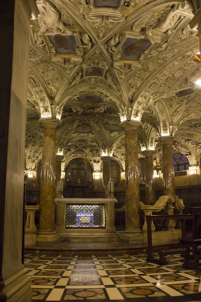 Coro Jjalá cripta bajo la Catedral del Duomo de Milán — Foto de Stock