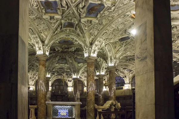 Coro Jjalá cripta bajo la Catedral del Duomo de Milán — Foto de Stock