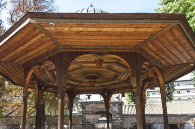 Sarajevo, Bosna Hersek - 18 Ağustos 2017: gün görünümü Saraybosna ana cami ünlü çeşme