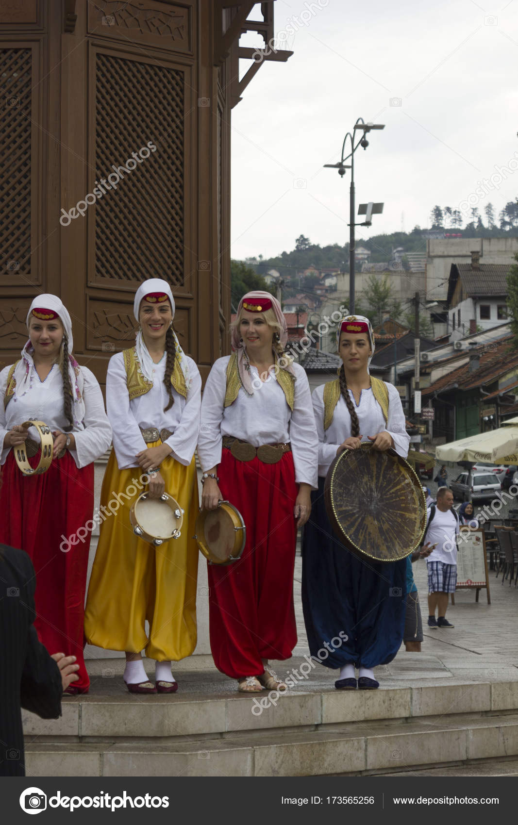 Sarajevo Bosnia Herzegovina August 2017 Group Traditional Dressed Bosnian  Girls – Stock Editorial Photo © greta6 #173565256