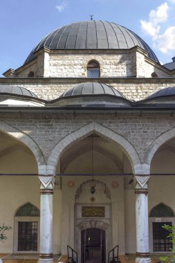 Sarajevo, Bosna Hersek - 18 Ağustos 2017: Ana giriş Ali Paşa Camii, Saraybosna'da, etrafta kimse yok
