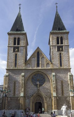 Sarajevo, Bosna Hersek - 18 Ağustos 2017: Kutsal Kalp Katedrali Saraybosna, Katolik Kilisesi, şehir merkezinde