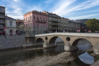 Saraybosna - Bosna Hersek - 18 Ağustos 2017: Ünlü Latin köprü Sarajevoon Milijacka nehirde içinde yaz sezonu