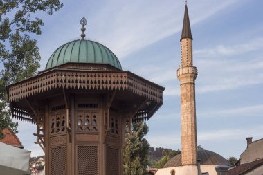 Saraybosna Şehir merkezinde Sebilj çeşme ve Camii minaresi 