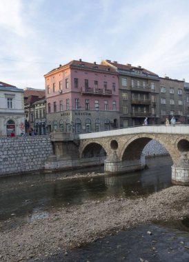 ünlü Latin köprü Saraybosna'da Milijacka Nehri üzerinde 