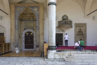 Sarajevo, Bosna Hersek - 19 Ağustos 2017: Gazi Courtyard husrevbeg Camii Saraybosna, onun ana doorgate ve çevresinde birkaç kişi