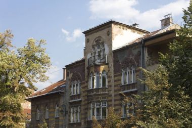 Sarajevo, Bosna Hersek - 19 Ağustos 2017: Saraybosna, çok yıkık bina cephe Savaşı'ndan sonra
