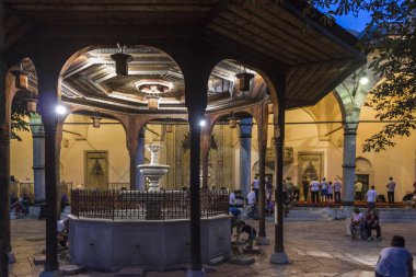 Gazi Hüsrev Bey Camii, Saraybosna'da avlusunda gece Sarajevo, Bosna Hersek - 19 Ağustos 2017: insanlar