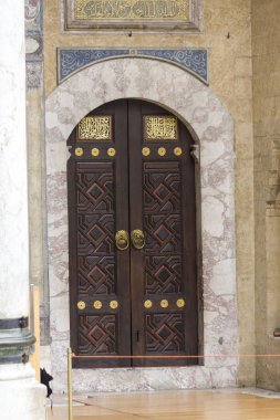 Saraybosna, Bosna Hersek - 20 Ağustos 2017: Kapalı giriş kapısı, Gazi Hüsrev Bey Camii, Saraybosna'da dilenmek