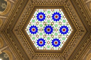 Sarajevo, Bosna Hersek - 20 Ağustos 2017: altıgen cam tavan Sarajevi City hall