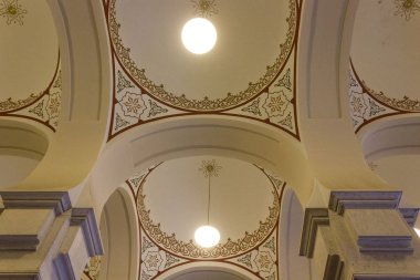 Sarajevo, Bosna Hersek - 20 Ağustos 2017: Saraybosna Belediye Binası, tavan gözlerden ve kubbe kapat