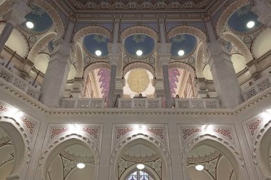 Sarajevo, Bosna Hersek - 20 Ağustos 2017: yenilenmiş City Hall Saraybosna içinde Mağribi tarzı