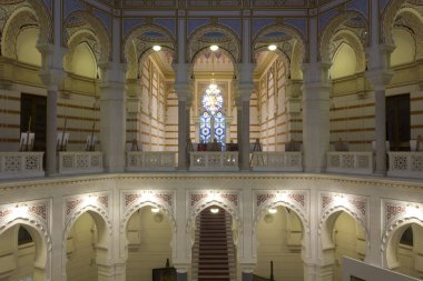 Sarajevo, Bosna Hersek - 20 Ağustos 2017: iç Saraybosna Belediye Binası OS'ta sözde recontruction çalışır sonra Mağribi tarzı