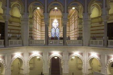 Sarajevo, Bosna Hersek - 20 Ağustos 2017: iç Saraybosna Belediye Binası OS'ta sözde recontruction çalışır sonra Mağribi tarzı