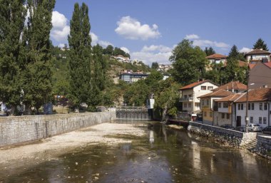 Saraybosna, Bosna Hersek - 18 Ağustos 2017: Sarajevo Miljacka Nehri yaz sezonu