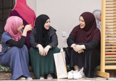 Saraybosna, Bosna Hersek - 20 Ağustos 2017: Gazi Hüsrev Bey avlusunda üç İslam kızlar sit Camii Saraybosna'da dilenmek
