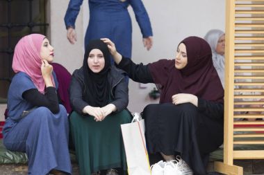 Saraybosna, Bosna Hersek - 20 Ağustos 2017: Gazi Hüsrev Bey avlusunda üç İslam kızlar sit Camii Saraybosna'da dilenmek