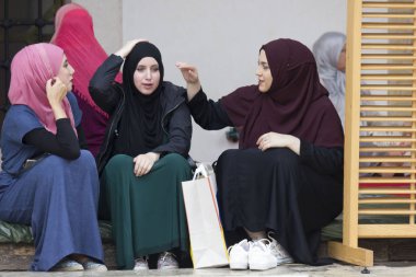 Saraybosna, Bosna Hersek - 20 Ağustos 2017: Gazi Hüsrev Bey avlusunda üç İslam kızlar sit Camii Saraybosna'da dilenmek