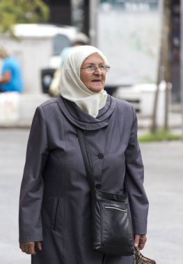 Sarajevo, Bosna Hersek - 21 Ağustos 2017: üst düzey Bosnalı kadın Saraybosna sokakta yürürken başörtüsü ile