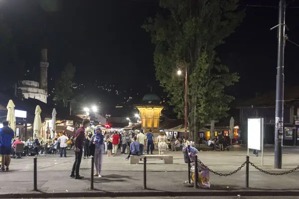 Noční pohled na fontánu Sebilj a náměstí Slunarsija v Sarajevu — Stock fotografie