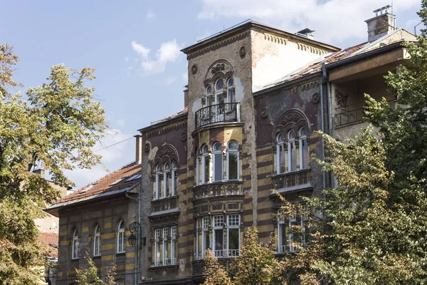 Sarajevo, Bosna Hersek - 19 Ağustos 2017: Saraybosna, çok yıkık bina cephe Savaşı'ndan sonra