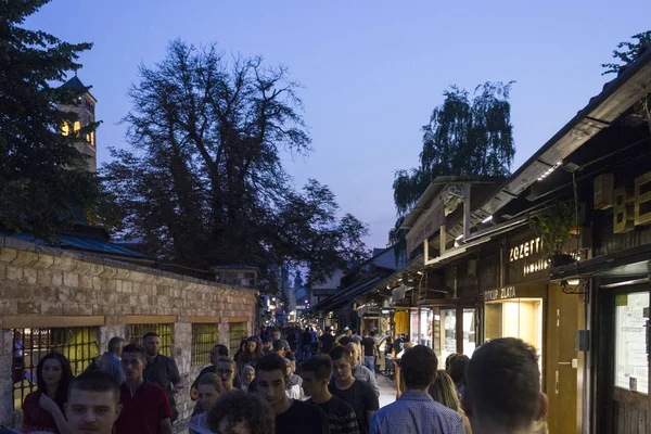 Sarajevo Bosnia Herzegovina Agosto 2017 Personas Noche Centro Sarajevo Distrito — Foto de Stock