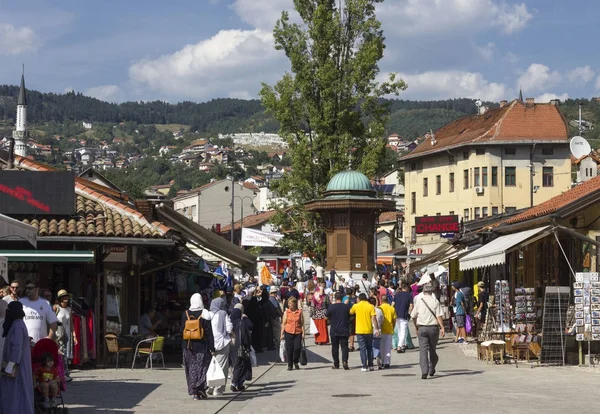 Sarajevo Bosna Srpna 2017 Den Pohled Bascarsija Náměstí Kašnou Dav — Stock fotografie