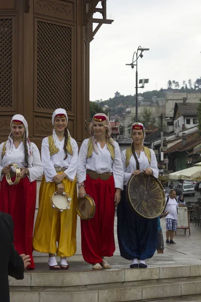Sarajevo Bosnia Erzegovina Agosto 2017 Gruppo Ragazze Bosniache Vestite Tradizionali — Foto Stock