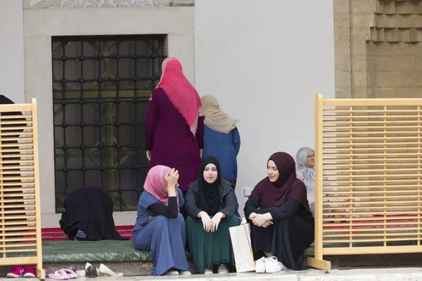Sarajevo Bosnia Herzegovina August 2017 Three Islamic Girls Sit Courtyard — Stock Photo, Image