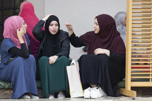 Sarajevo Bosna Hercegovina Srpna 2017 Tři Islámské Dívky Sedět Dvoře — Stock fotografie