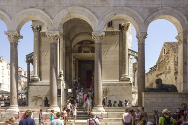 Split, Hırvatistan - 11 Ağustos 2017: Saint Domnius Katedrali Split, dört bir yanındaki insanlarla girişine