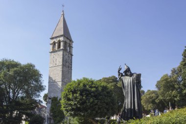 Split, Hırvatistan - 11 Ağustos 2017: Gregory Nin heykeli ve çan kulesine Split