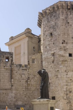 Split, Hırvatistan - 11 Ağustos 2017: şair Anıtı ile Split şehir duvarlarının çevreleyen Antik