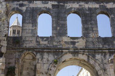 Split, Hırvatistan - 11 Ağustos 2017: Diocletian Palace ayrıntı ile Sain Domnous çan kulesine Split arka planda