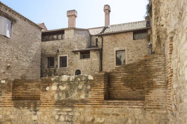 Split, Hırvatistan - 11 Ağustos 2017: Diocletian Sarayı Split, Hırvatistan'daki yıkık duvarlarının mimari özelliği