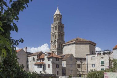 Split, Hırvatistan - 11 Ağustos 2017: Gün görünümü çan kulesi ile Split şehrinin