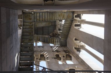 Split, Hırvatistan - 11 Ağustos 2017: Seyir yukarıya içinde Saint Domnius Split, Hırvatistan kulede çan