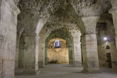 Split, Hırvatistan - 11 Ağustos 2017: Antik duvarlar Diocletian Sarayı Split, etrafta kimse yok