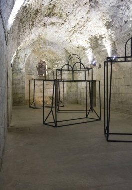 Split, Hırvatistan - 11 Ağustos 2017: Cellars, Diocletianus Sarayı Spalato, demir malzeme çantası siluetleri sanat yüklemesinde içinde