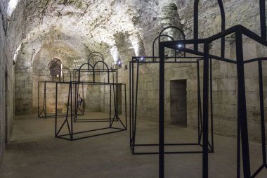 Split, Hırvatistan - 11 Ağustos 2017: Cellars, Diocletianus Sarayı Spalato, demir malzeme çantası siluetleri sanat yüklemesinde içinde