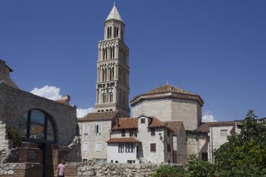 Split, Hırvatistan - 11 Ağustos 2017: Gün görünümü çan kulesi ile Split şehrinin