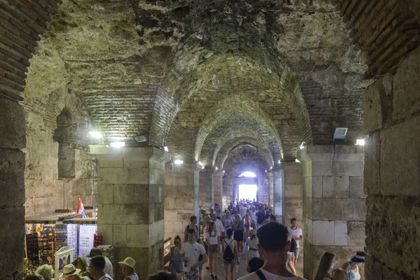 Split Kroatien Augusti 2017 Underground Diocletianus Palats Split Med Människor — Stockfoto